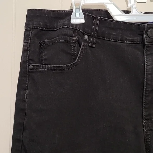 SALE!! Bandolino Jeans - Picture 2 of 11